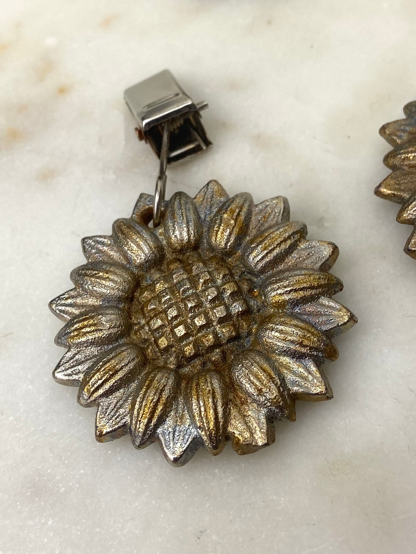 Set of 4 Sunflower-Shaped Tablecloth Weights