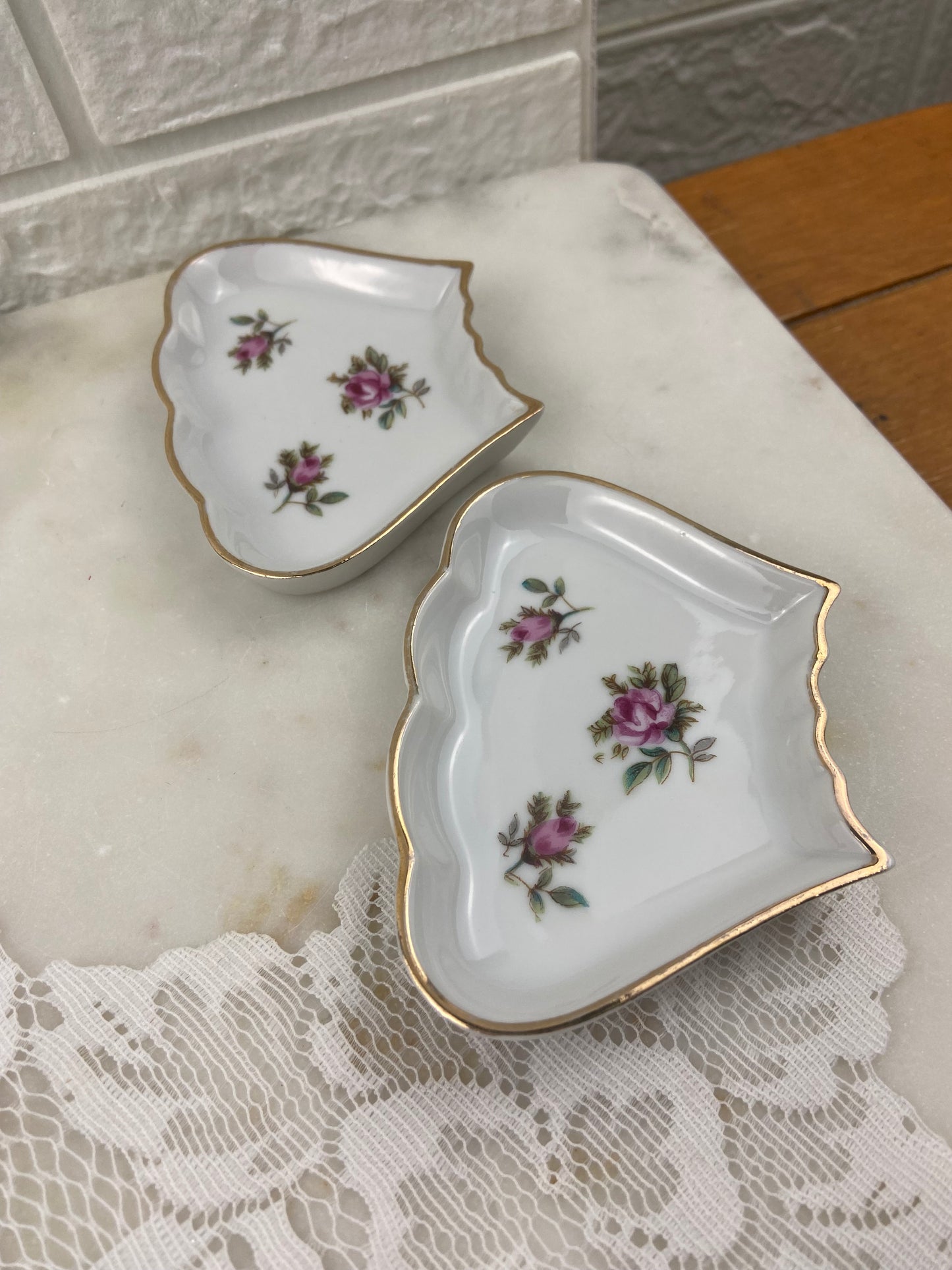 Pair of Wing-Shaped Fine Porcelain Bone Plates