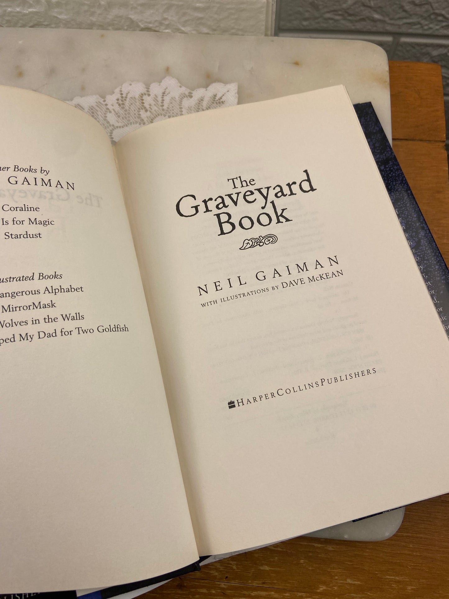 The Graveyard Book by Neil Gaiman [Hardcover]