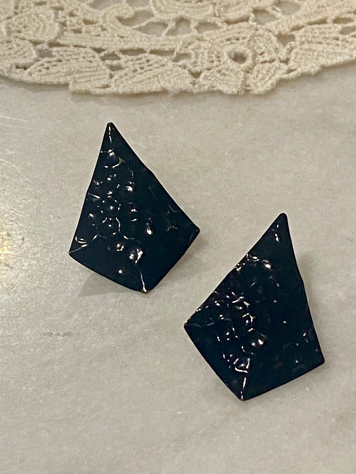 Black Hammered Metal Triangular Earrings [Posts]