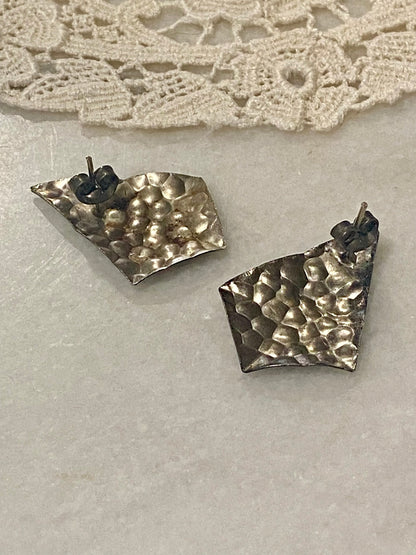Black Hammered Metal Triangular Earrings [Posts]