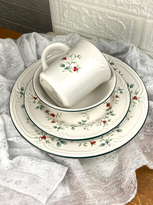 1 x Place Setting ‘Winterberry’ Christmas Dinner Set by Pfaltzgraff