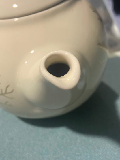 Ivory and Gold Coloured Teapot by David’s Tea