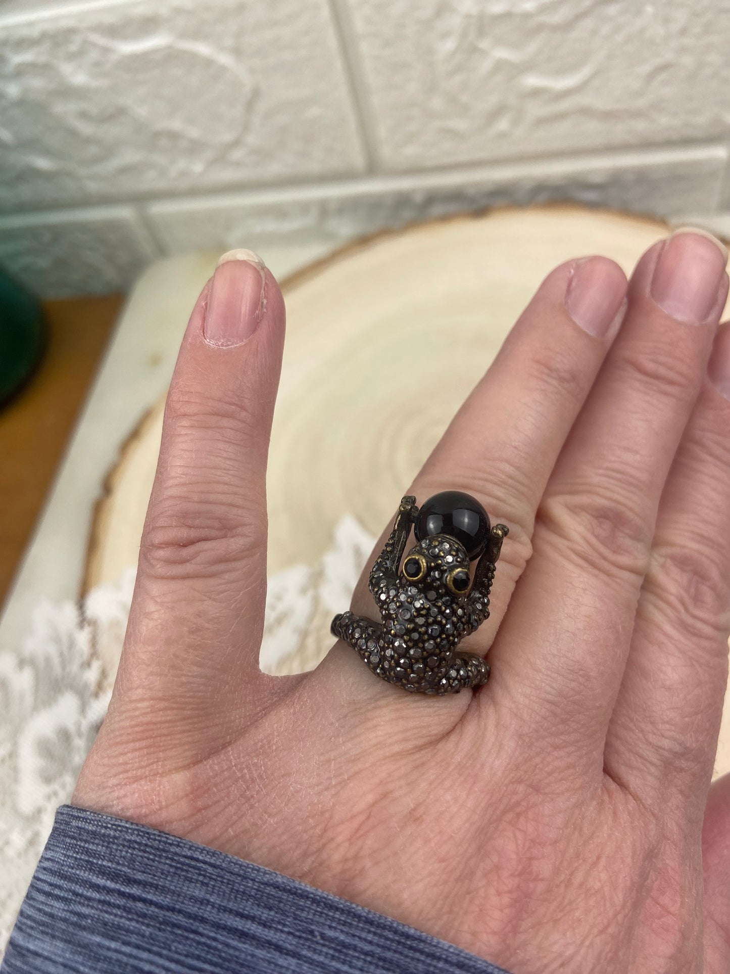 Vintage Avon ‘Wild Safari Critters’ |Metal Frog Ring with Faux Onyx Spinning Black Ball [Size 7]