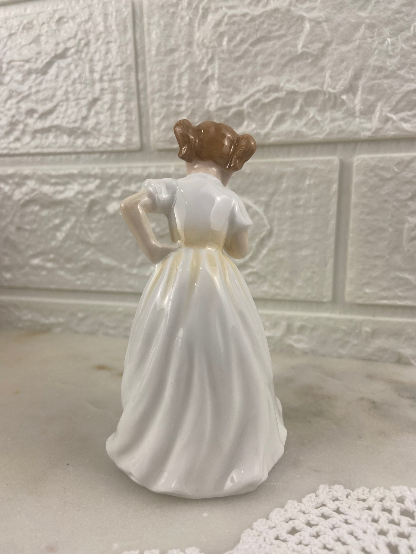 Porcelain Royal Doulton Figurine | ‘Sit’ [HN 3123]