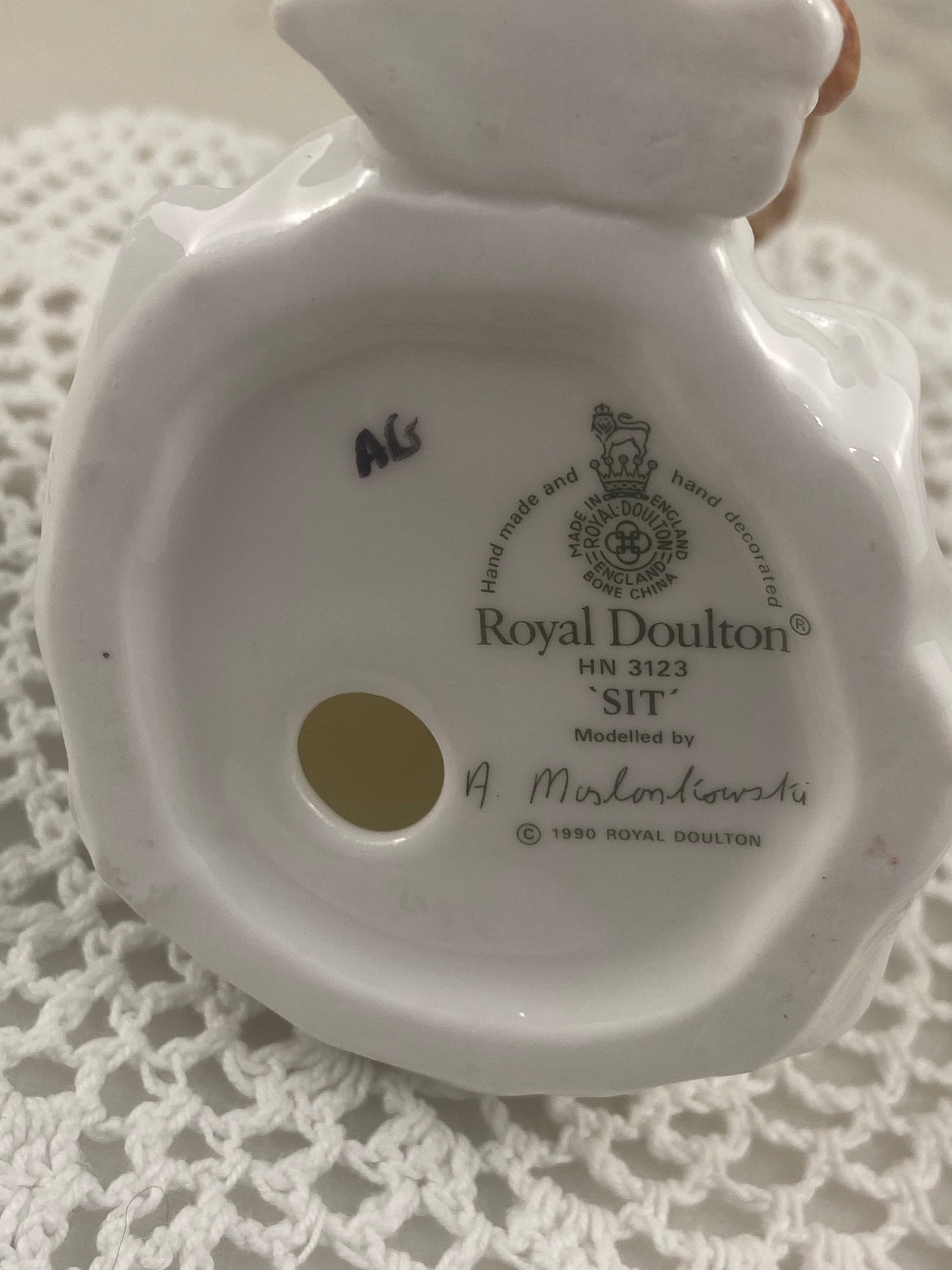 Porcelain Royal Doulton Figurine | ‘Sit’ [HN 3123]